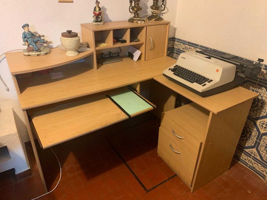 Secretária de canto folheada clara multifuncional com gavetas