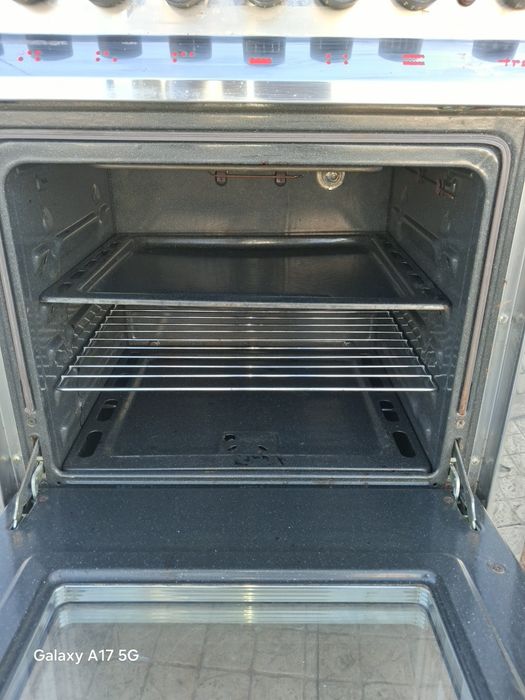 Fogão Tróia em inox com 4 bicos a gás e 1 eléctrico e forno eléctrico