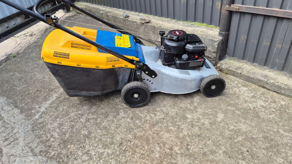 Газонокосилка бензинова .