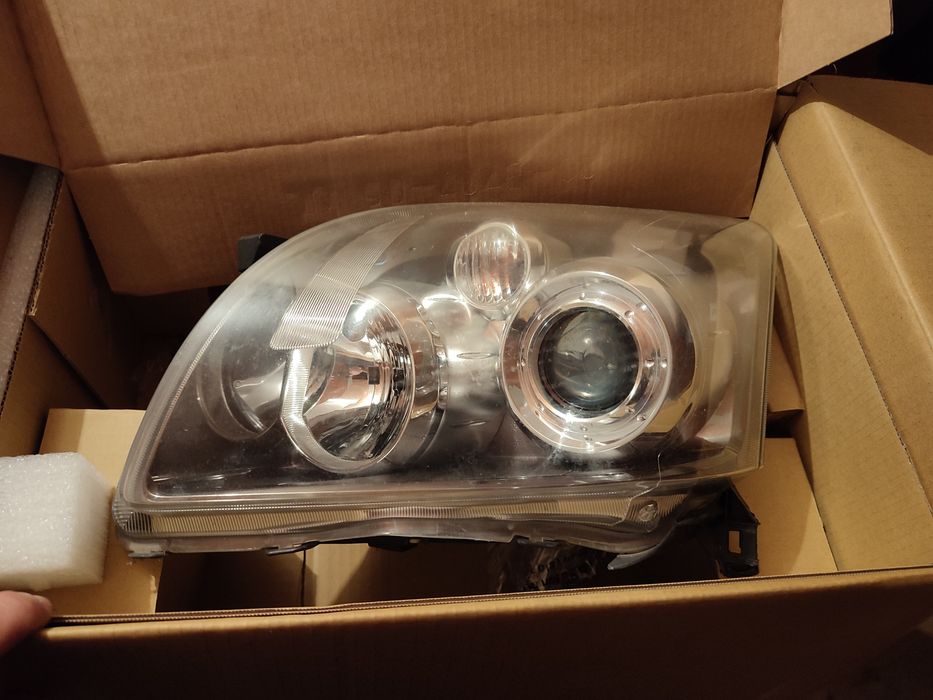 Farol Esquerdo Avensis 2.0 D4D de 2008 como novo