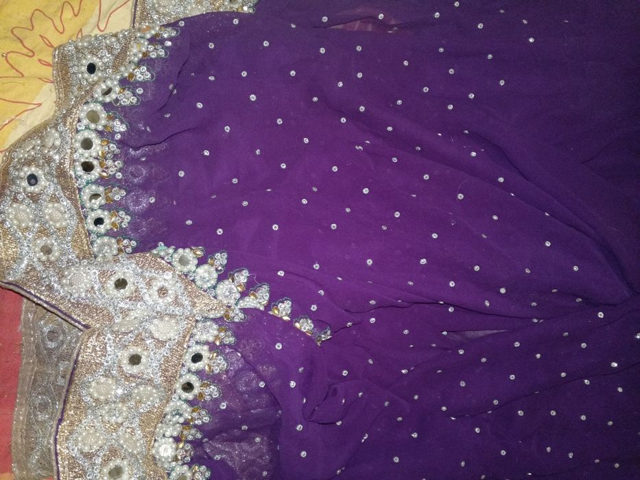 Фиолетовое расшитое сари без чоли