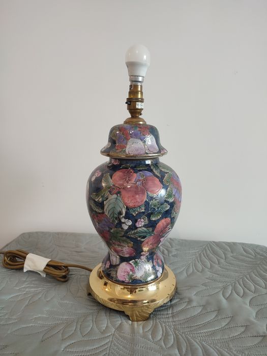 Lampa stojąca w kwiaty