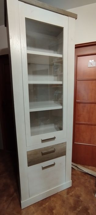 Szafa wysoki słupek witryna