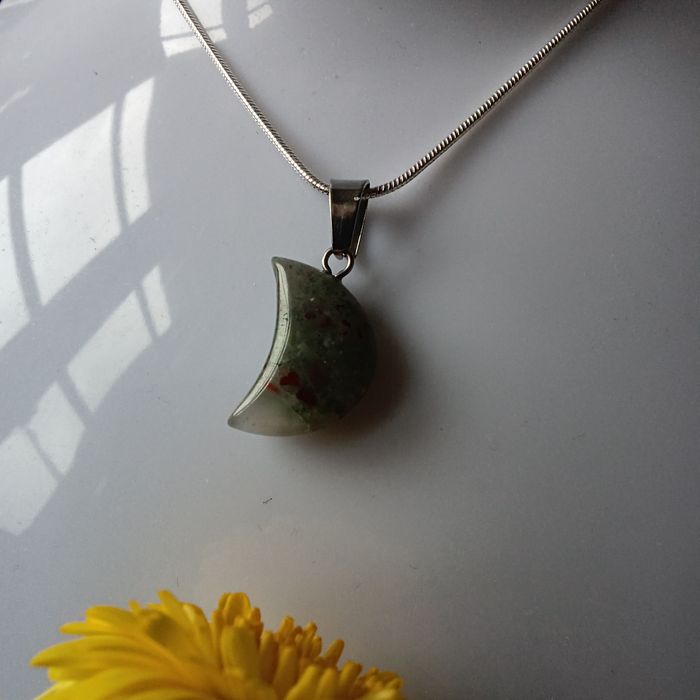 Fio em Prata com Pedra do Sangue em Meia Lua