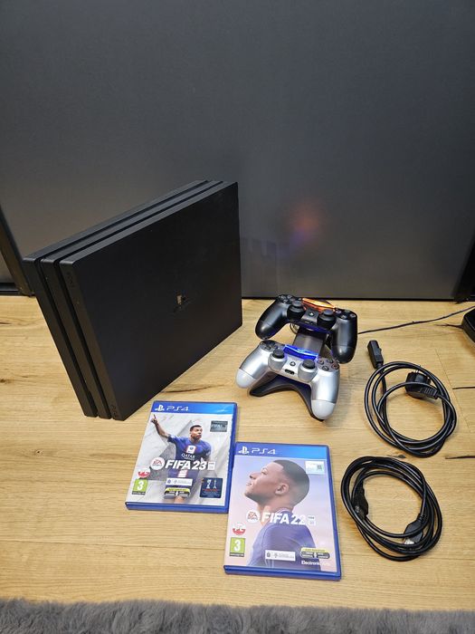 Playstation 4 PRO 1TB + 2 pady V2 + Ładowarka + Gry  + Pudełko PS4