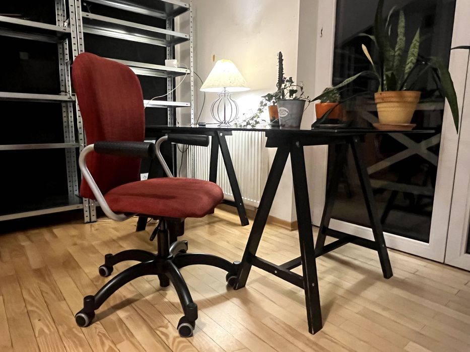 Szklane biurko z mapą świata