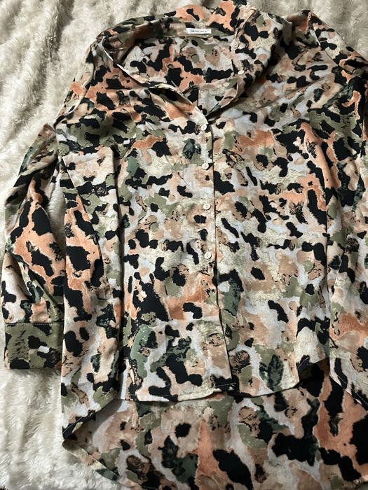 Camisa acetinada tigrada fluida