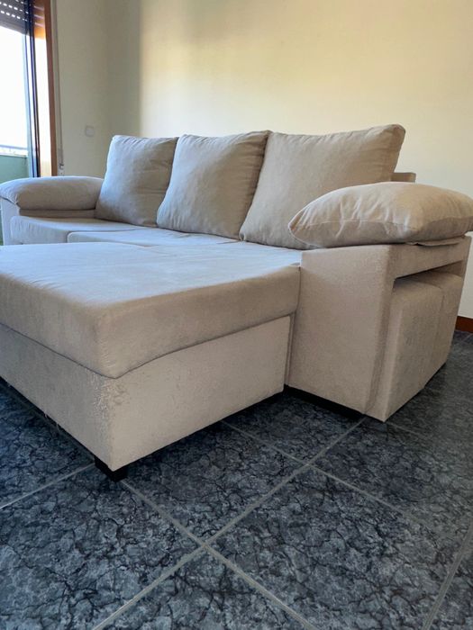 Sofá chaise longue reversivel e dois puffs nos braços