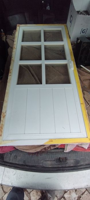 Porta de alumínio com aro. 1,61x71,5. Em Loulé.