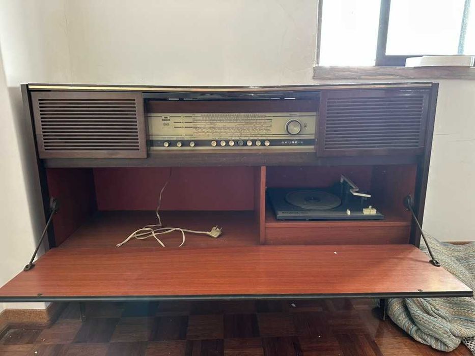 Móvel Rádio Grundig Anos 60 — Rádio + Gira-Discos (Vintage)