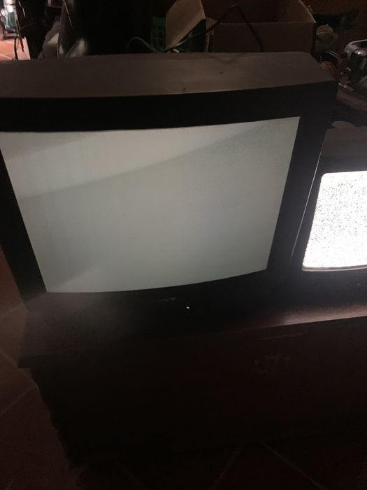 2 televisoes antigas a funcionar