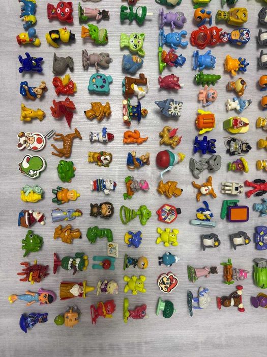Кіндери. Багато кіндерів та деталей до них ( цілих близько 200 шт). Kinder Surprise