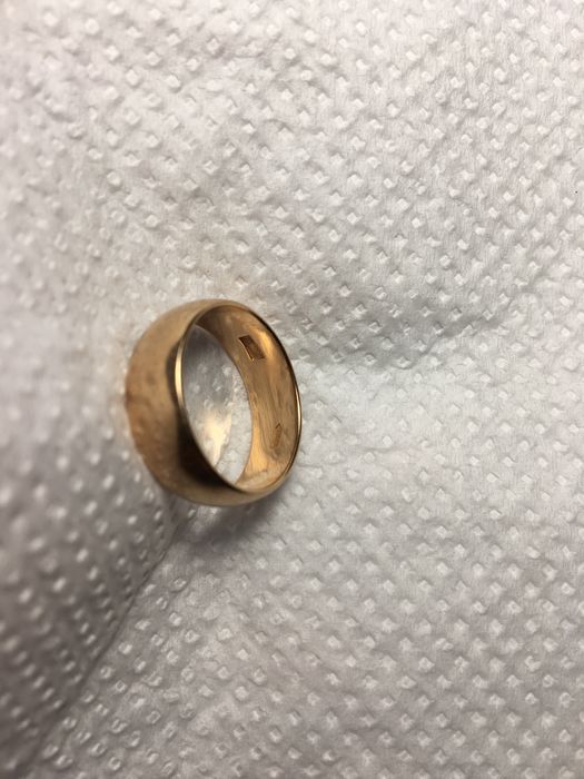 Золота обручка.