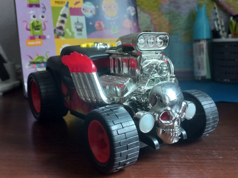 Машина скелетон череп музикальна