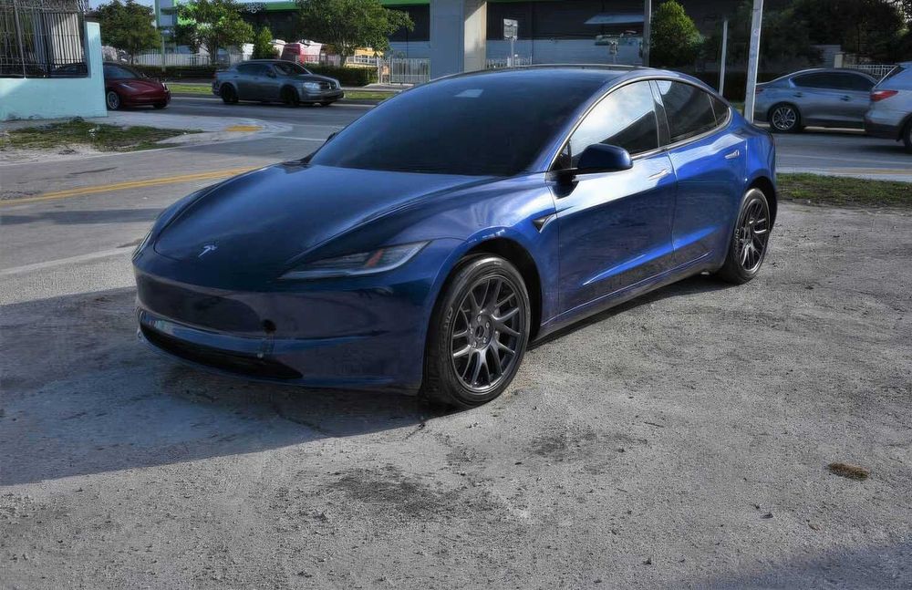 Tesla Model 3 Long Range      2025