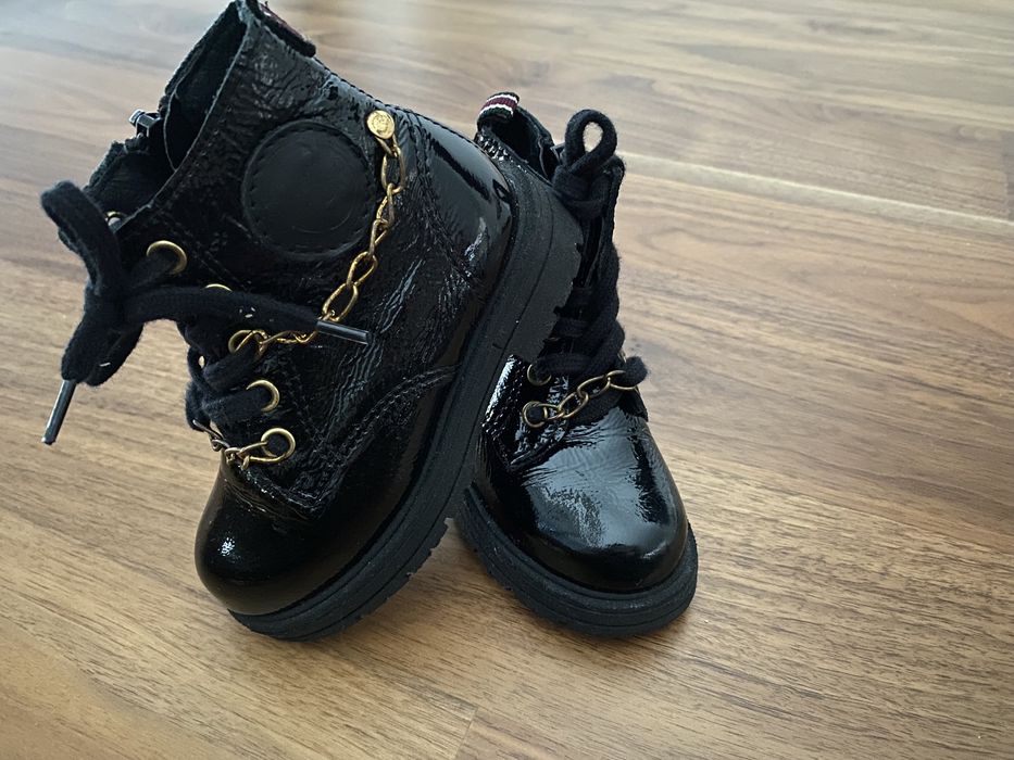 Botas em pele preto com corrente dourada