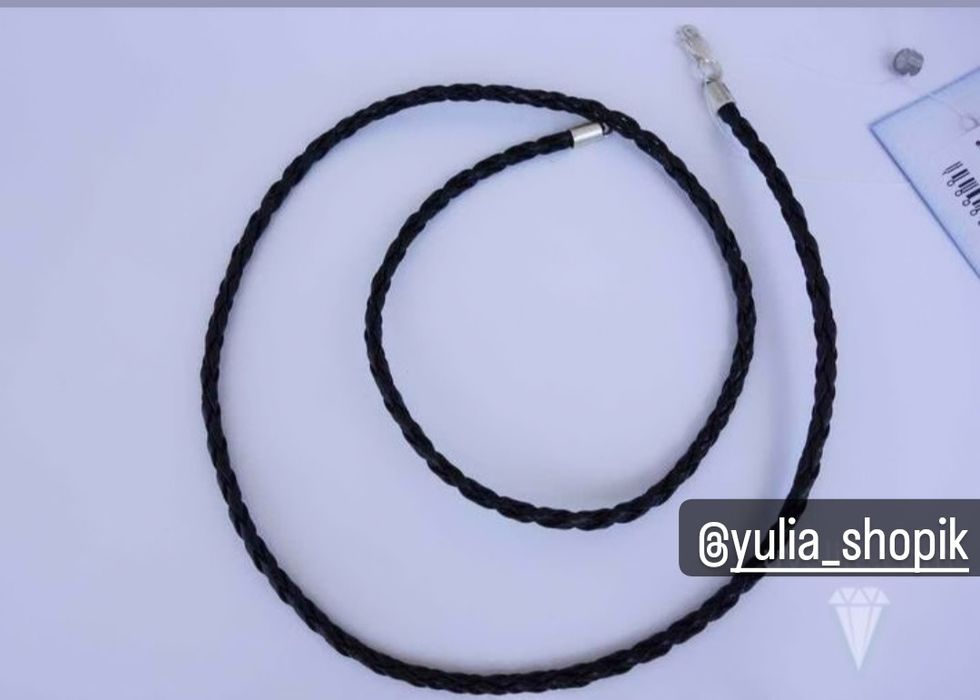 Шовковий, вощений шнурок зі срібним замком та шкіряний шнурок