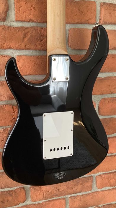 Yamaha Pacifica 012 gitara elektryczna