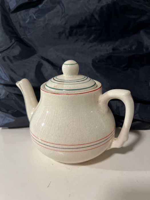 Bule da Fábrica Lusitânia, de Coimbra, cerâmica de qualidade