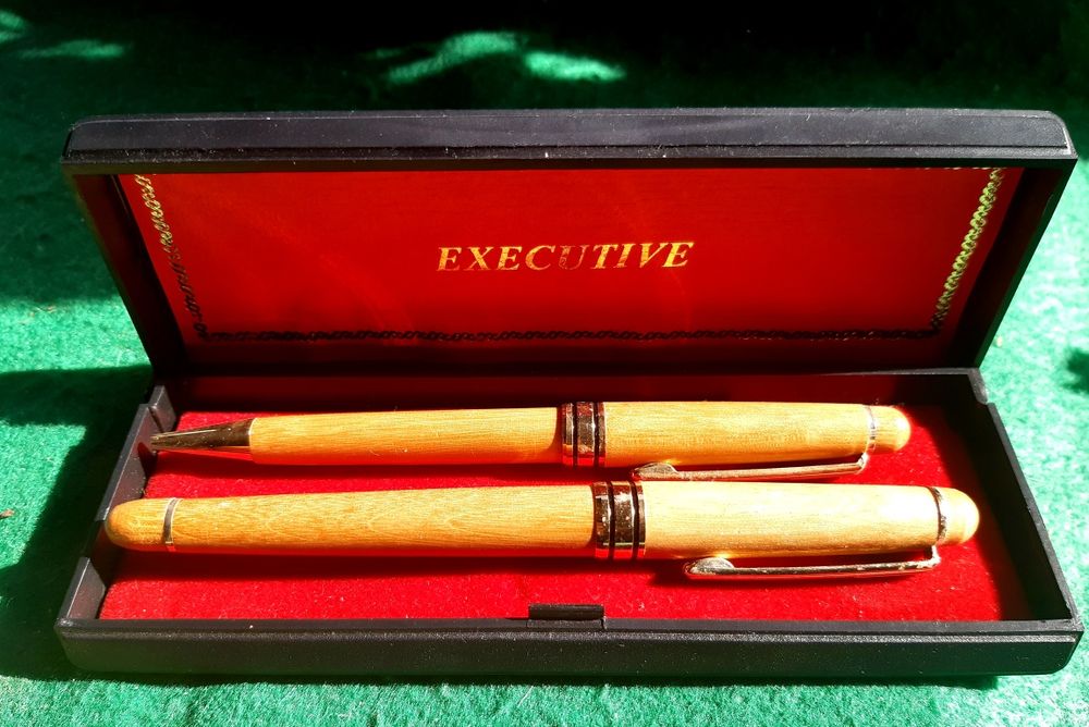 Conjunto de canetas em madeira