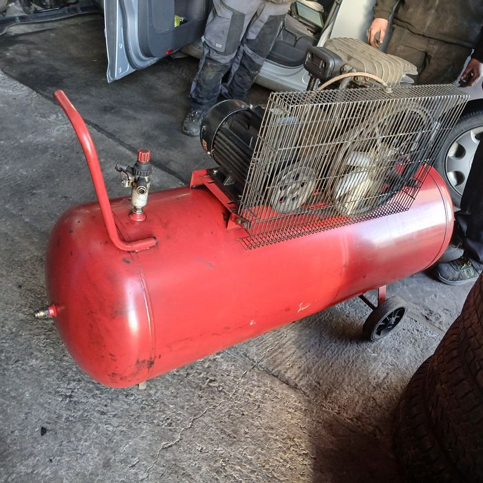 Sprężarka kompresor pojemność 270 L  Włoski Air Compressor