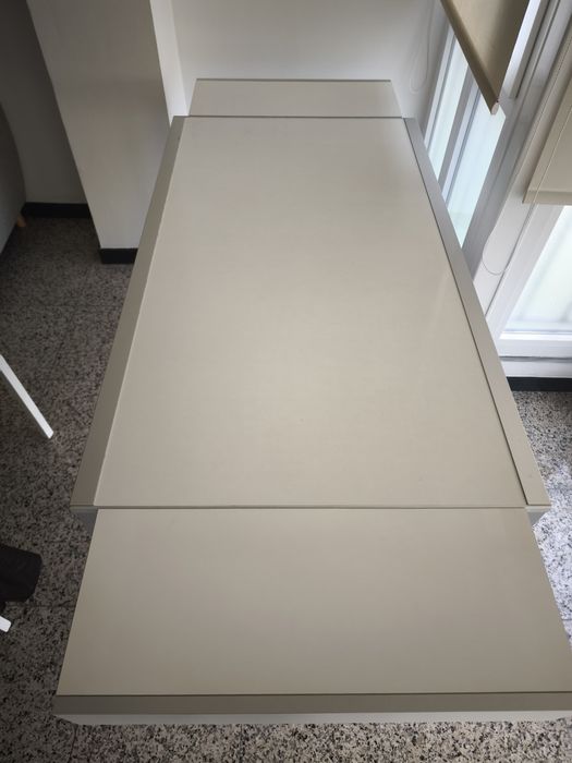 Mesa de jantar de madeira c/ abas e gaveta de arrumação