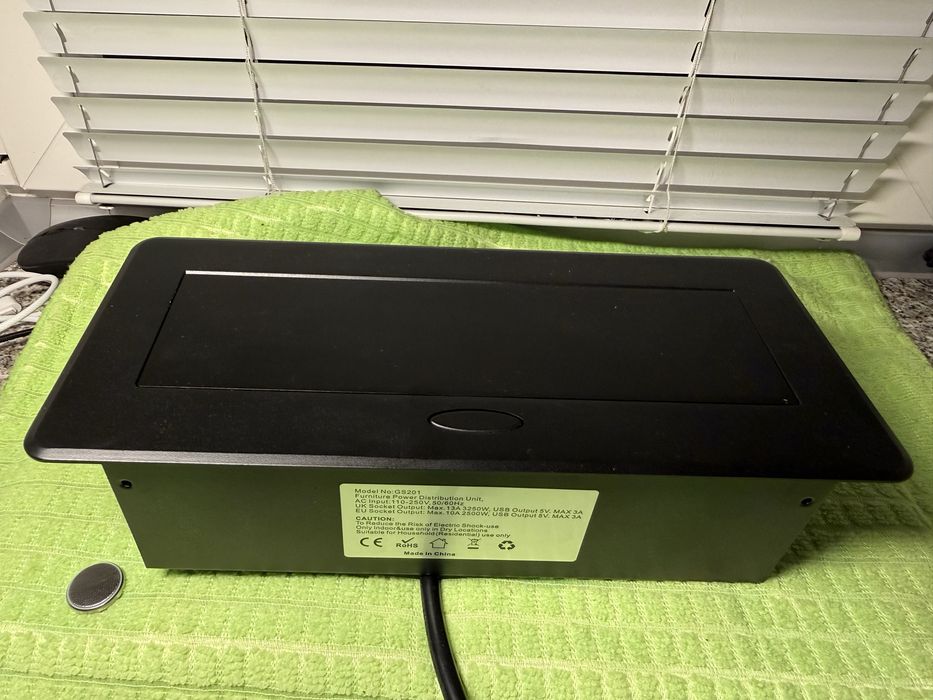 Розеточный блок в столешницу Type-S и USB