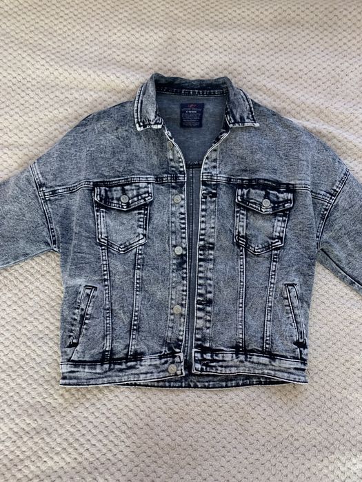 Джинсова куртка сірого кольору