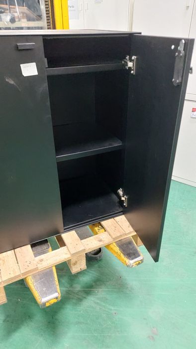 Armário metálico com portas de abrir