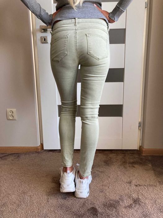 Spodnie rurki Zara khaki skinny zamki pastelowy zielony