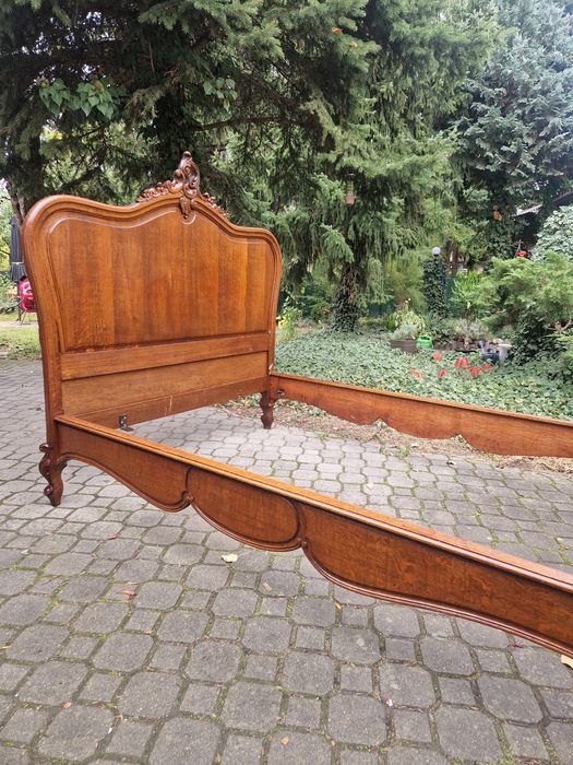 Piękna dębowa rama łóżka