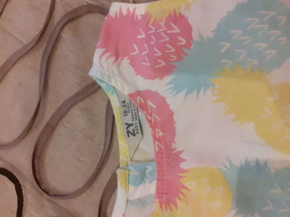 Vestido com ananás  coloridos
