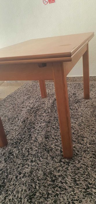 Conjunto de mesa e cadeiras