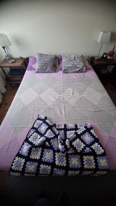 Cama e mesinhas de cabeceira em madeira maciça