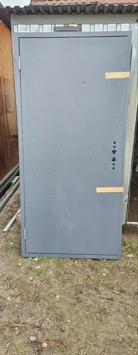 Drzwi zewnetrzne szare metalowe