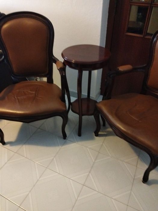 Vende-se duas poltronas e uma mesa de apoio