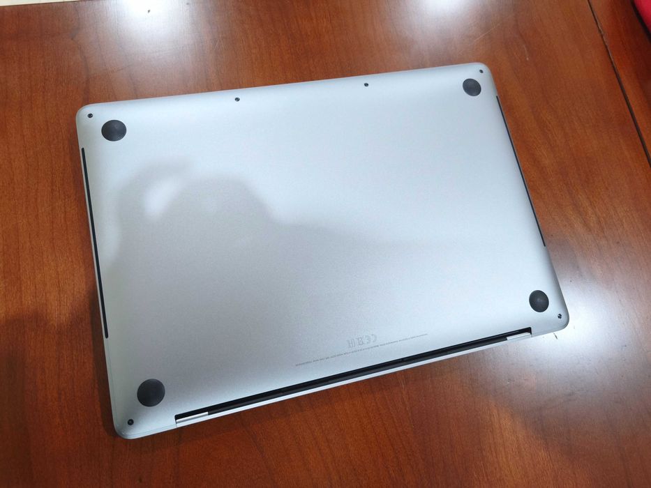 Macbook Pro 2020  Intel I7-1068NG7 32GB RAM 512GB SSD