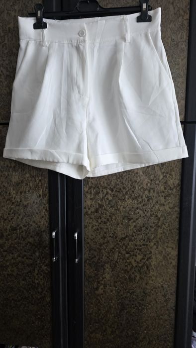 Białe spodenki damskie  M.