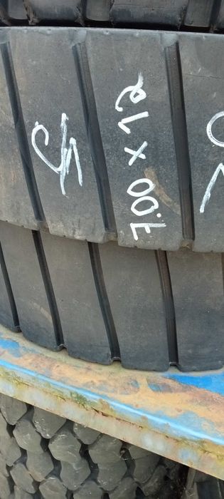 Pneus Empilhador maciços 700r12