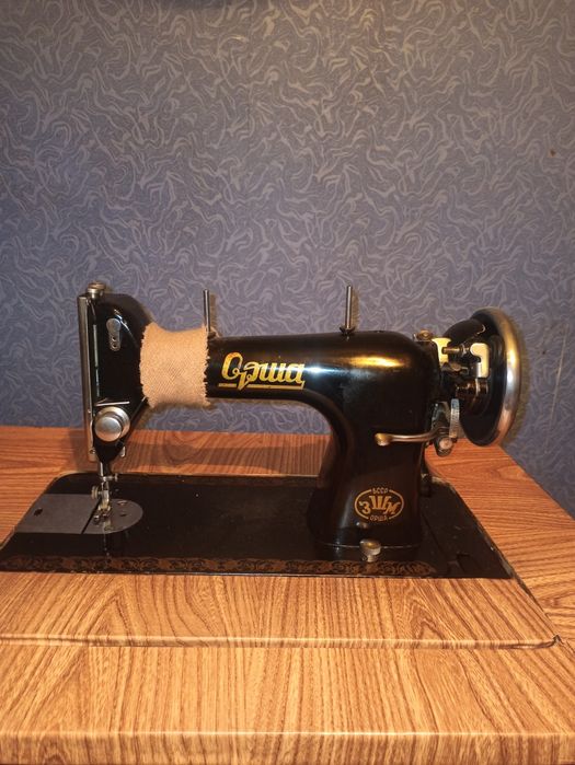 Швейна машинка з тумбою Орша