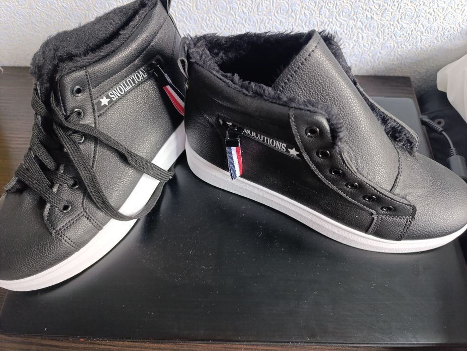 Продам ботинки новые на искусственном меху