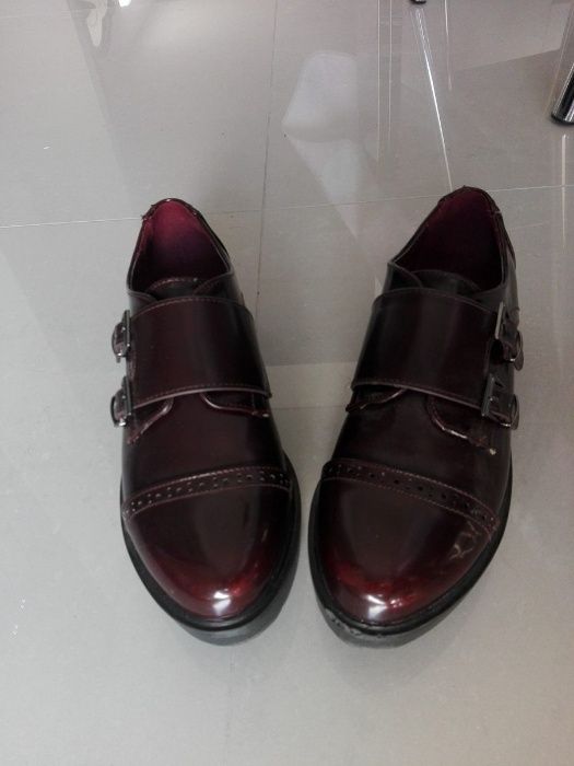 Elegante e discreto sapato bordeaux