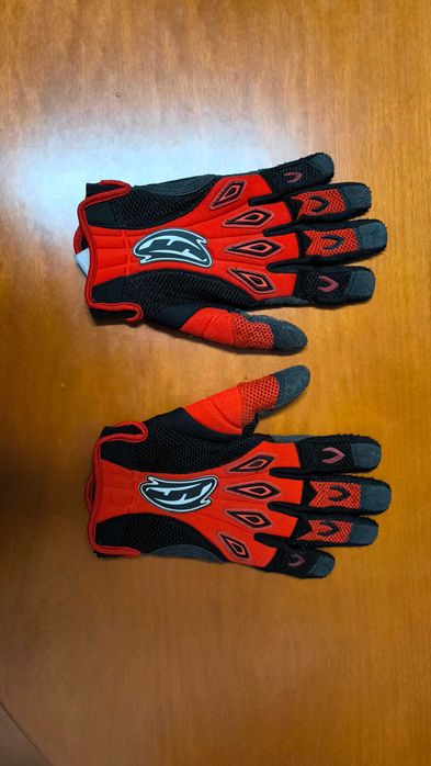 Equipamento de paintball (máscara, roupa variada e porta potes)