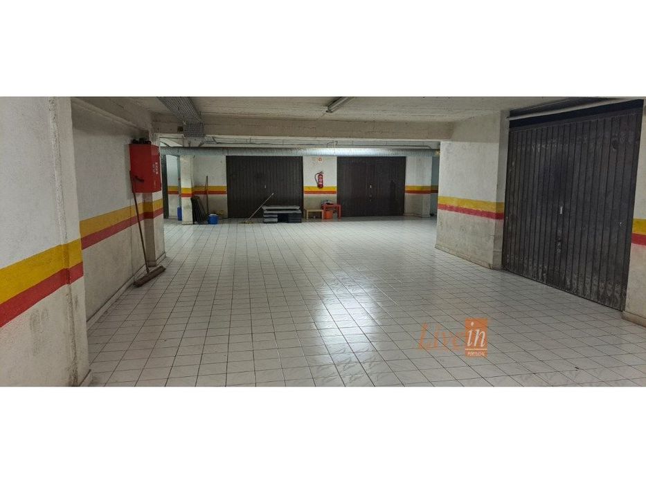 Garagem (BOX) com 17 m2 em Algueirão-Mem Martins