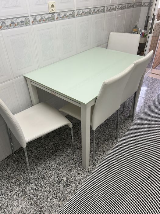 Mesa com 4 cadeiras