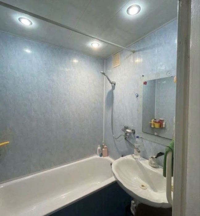 Левада  3к  панельний Будинок  65000$