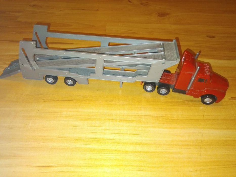 Plastikowe auto z lawetą