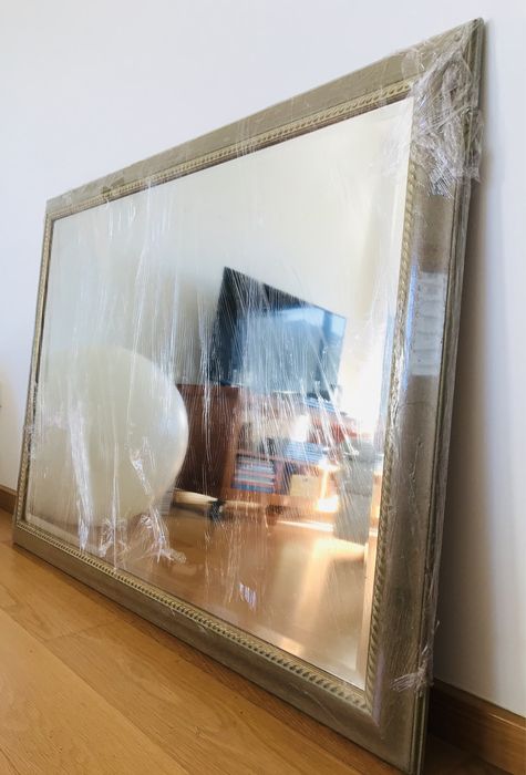 Vários cestos, candeeiro, sofá, estrado, estante