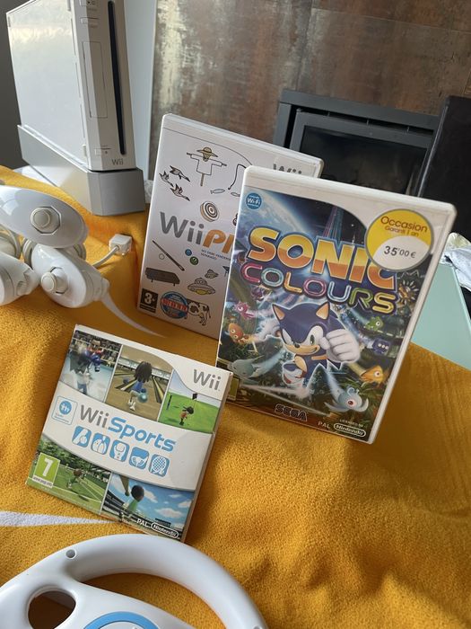 Lote Wii completo - Consola Wii + 3 comandos + 3 jogos (sonic etc) + 3 nunchuks + 2 volantes