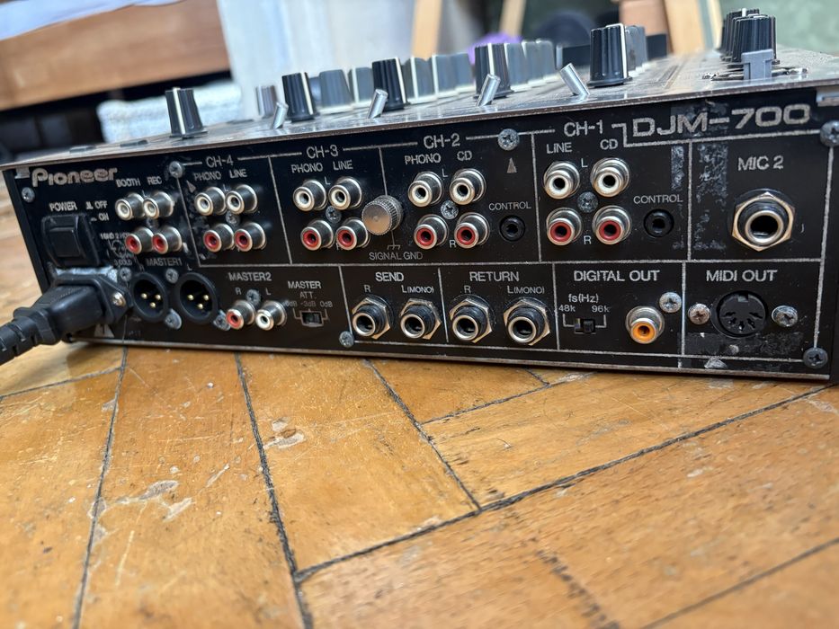 Pioneer DJM-700 мікшер